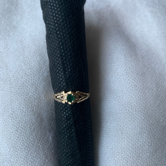 10K Gold ring with emerald stone - Picture 2 of 5